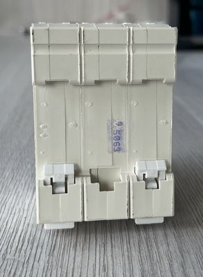 Surchargez la protection DZ47-63 1P 32A Mini Circuit Breaker 63amp